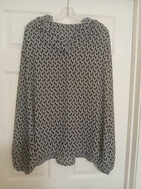 Amazon Essentials Black and White Geometric Long-Sleeve Blouse
